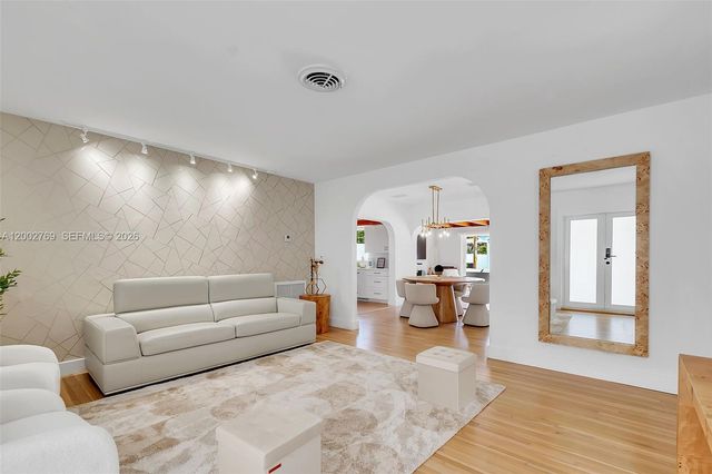 301 SW 30th Ct, Miami, FL 33135