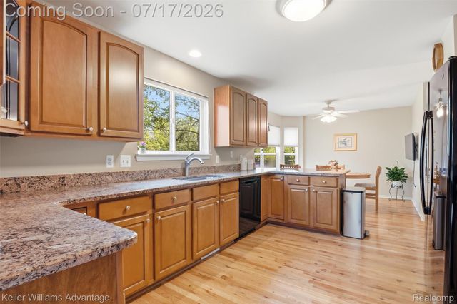 1449 Covington Crossing 44, Commerce Charter Township, MI 48390