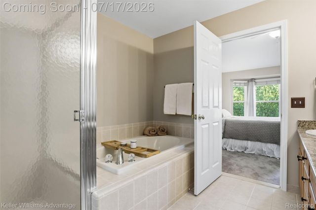 1449 Covington Crossing 44, Commerce Charter Township, MI 48390