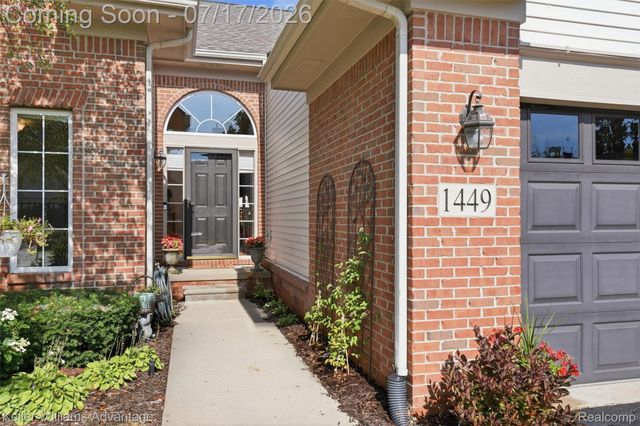 1449 Covington Crossing 44, Commerce Charter Township, MI 48390
