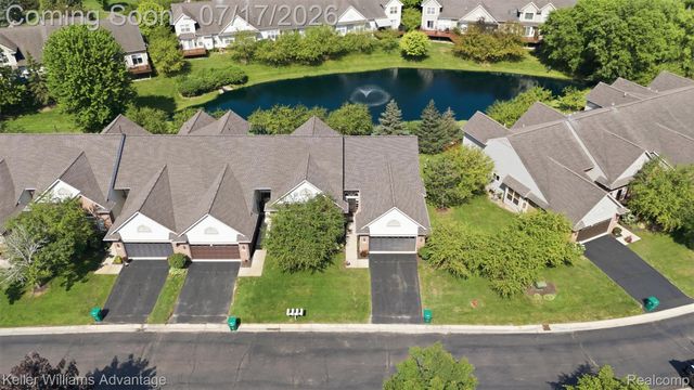 1449 Covington Crossing 44, Commerce Charter Township, MI 48390