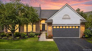 1449 Covington Crossing 44, Commerce Charter Township, MI 48390