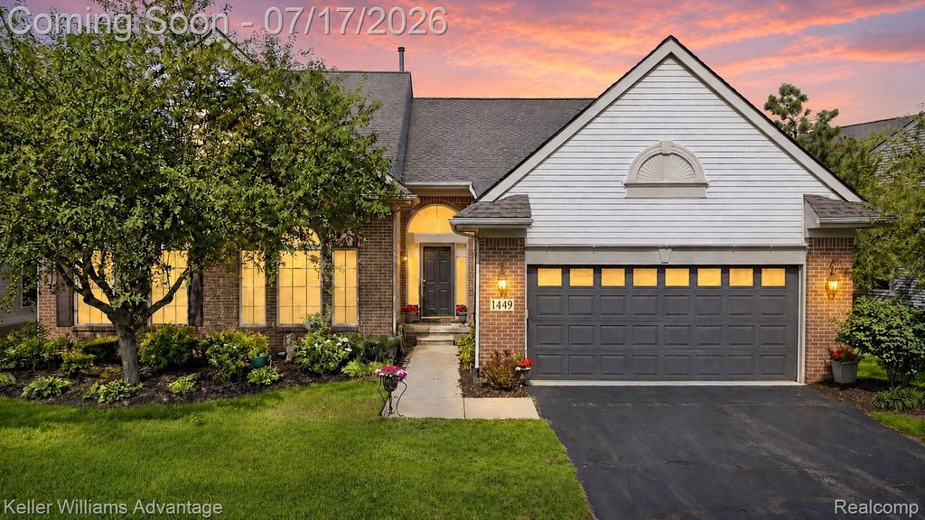 1449 Covington Crossing 44, Commerce Charter Township, MI 48390