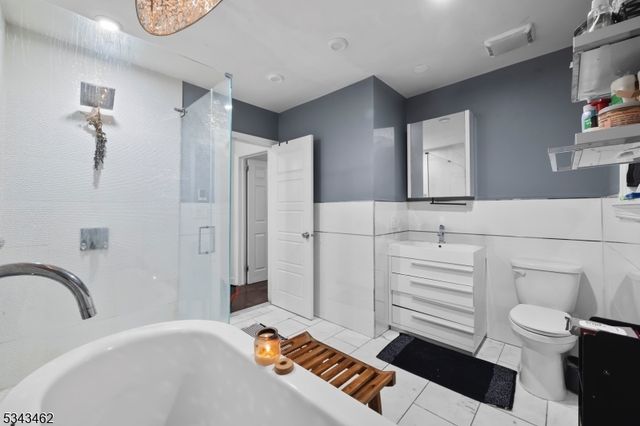 2080 Jones Rd, Fort Lee Boro, NJ 07024