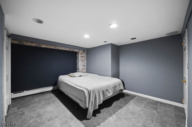 2080 Jones Rd, Fort Lee Boro, NJ 07024