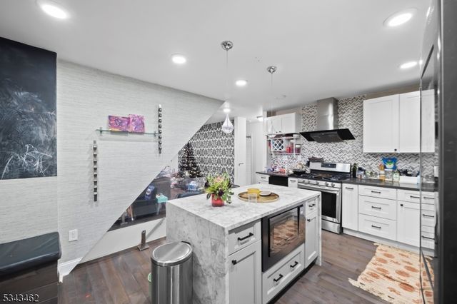 2080 Jones Rd, Fort Lee Boro, NJ 07024