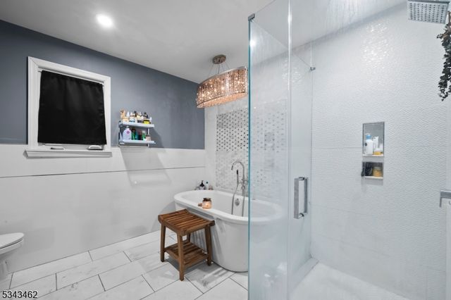 2080 Jones Rd, Fort Lee Boro, NJ 07024