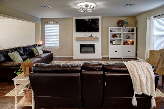 104 Trapper TRL, Bastrop, TX 78602