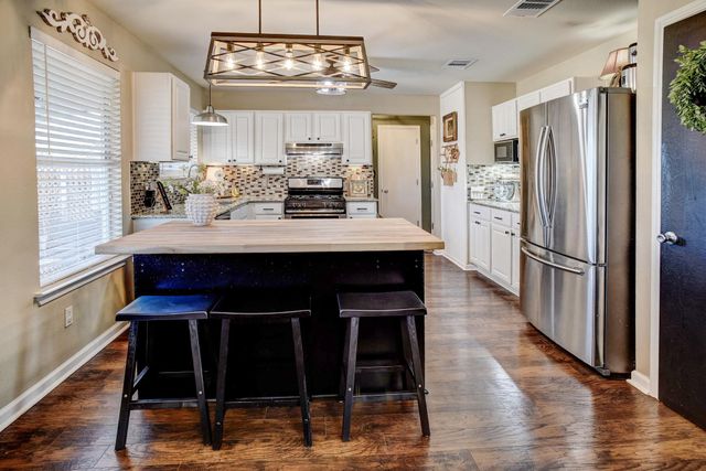 104 Trapper TRL, Bastrop, TX 78602