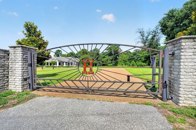 1901 Rose Point, Athens, TX 75752