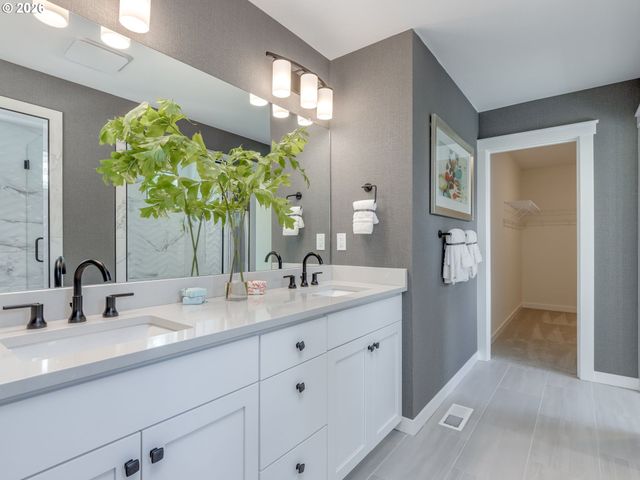 1877 Ne CURRIN CREEK Dr, Estacada, OR 97023