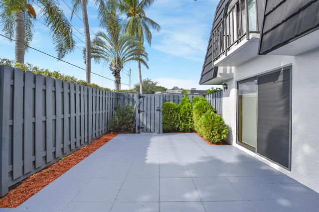 102 Woodland Road, Palm Springs, FL 33461