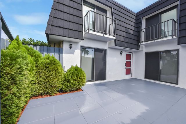 102 Woodland Road, Palm Springs, FL 33461