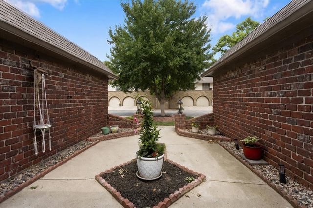 10228 ROBINSON Street, Overland Park, KS 66212