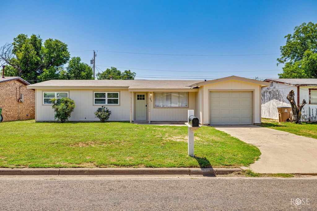 Image 1 of property listing at 2215 Chapman Street, San Angelo, TX 76901