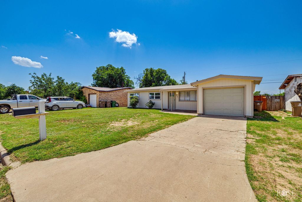 Image 2 of property listing at 2215 Chapman Street, San Angelo, TX 76901