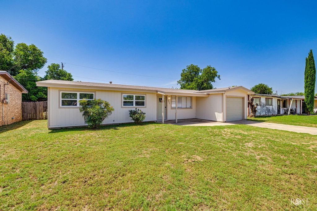 Image 3 of property listing at 2215 Chapman Street, San Angelo, TX 76901