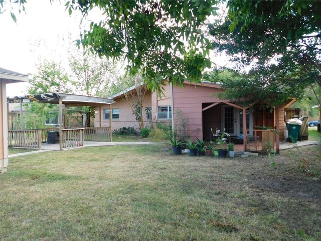 402 Cavalier Lane, Pasadena, TX 77502