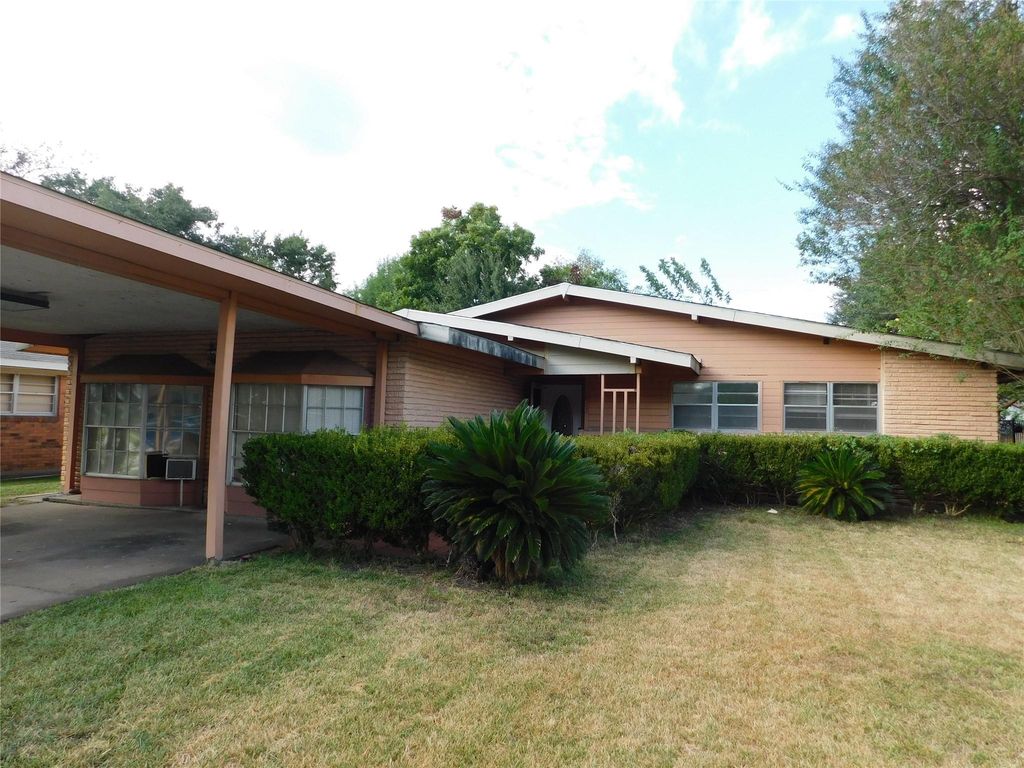 402 Cavalier Lane, Pasadena, TX 77502