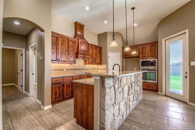 104 N. Elise Dr., La Vernia, TX 78121