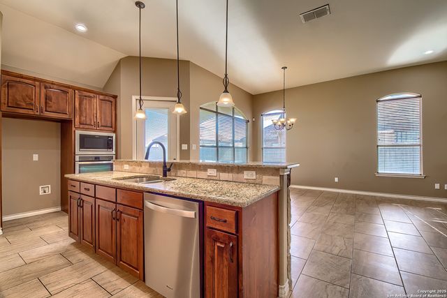 104 N. Elise Dr., La Vernia, TX 78121