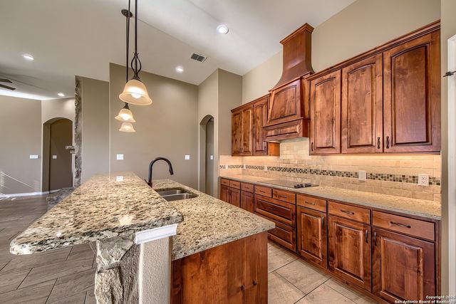 104 N. Elise Dr., La Vernia, TX 78121