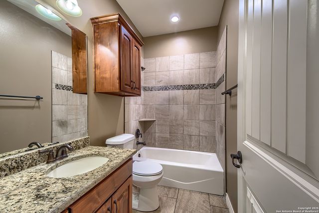 104 N. Elise Dr., La Vernia, TX 78121