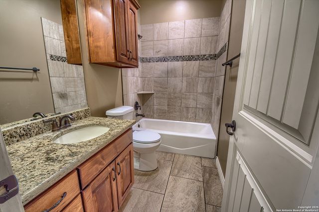 104 N. Elise Dr., La Vernia, TX 78121