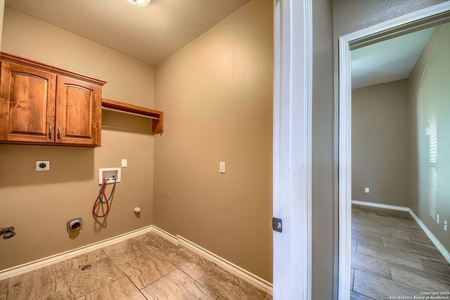 104 N. Elise Dr., La Vernia, TX 78121