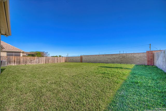 104 N. Elise Dr., La Vernia, TX 78121