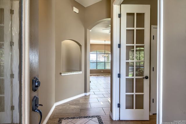 104 N. Elise Dr., La Vernia, TX 78121