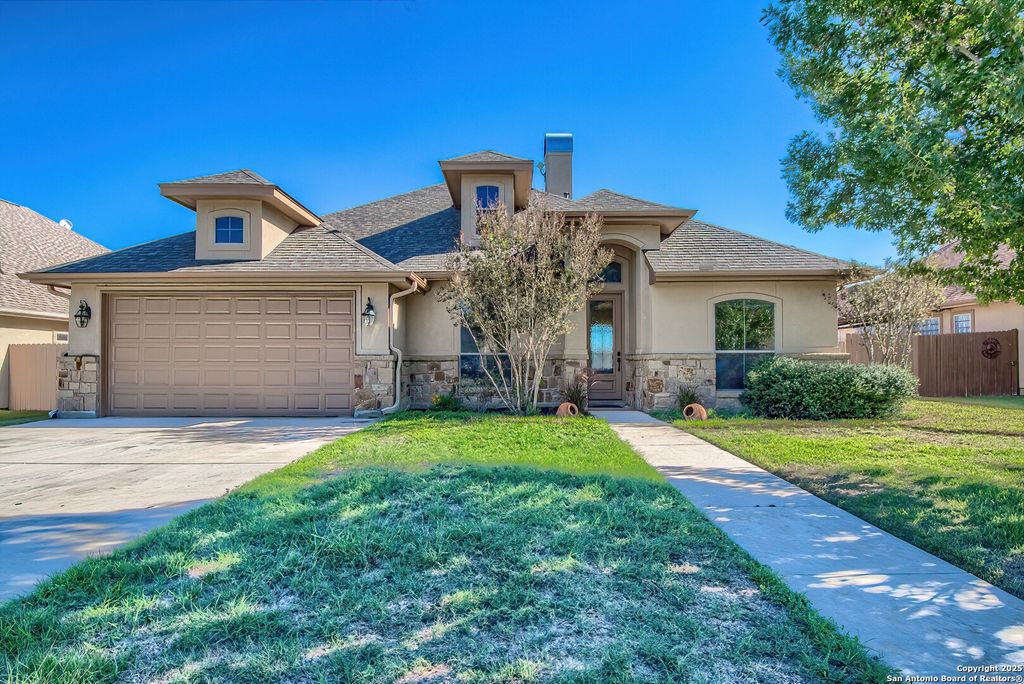 104 N. Elise Dr., La Vernia, TX 78121