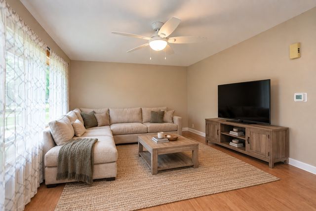 5112 W Greenbrier Drive, Mchenry, IL 60050