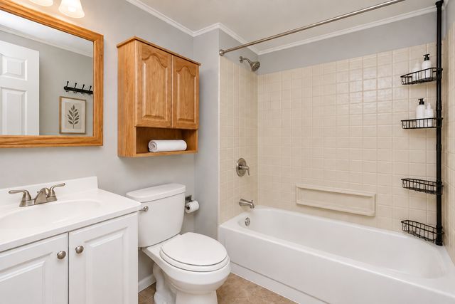 5112 W Greenbrier Drive, Mchenry, IL 60050