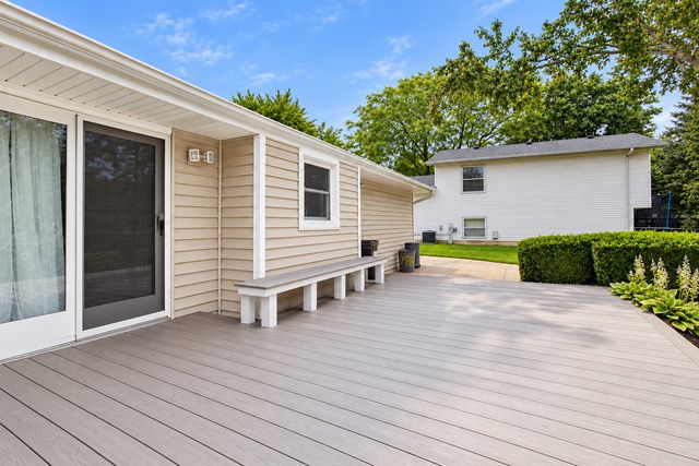 5112 W Greenbrier Drive, Mchenry, IL 60050