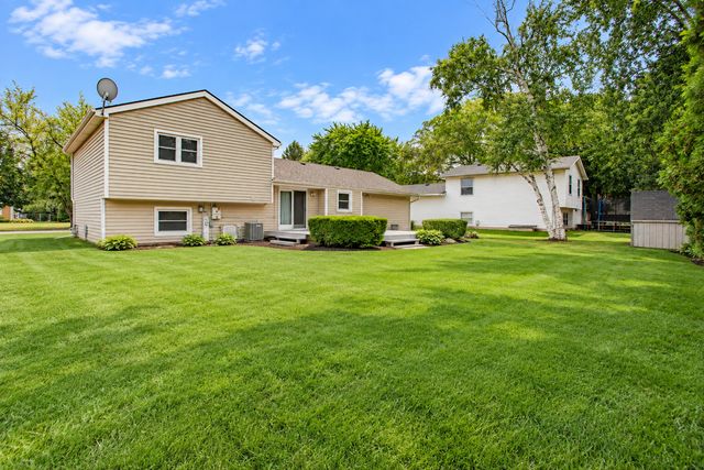 5112 W Greenbrier Drive, Mchenry, IL 60050