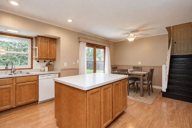 5112 W Greenbrier Drive, Mchenry, IL 60050