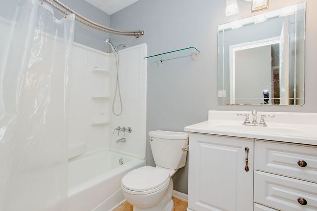5112 W Greenbrier Drive, Mchenry, IL 60050