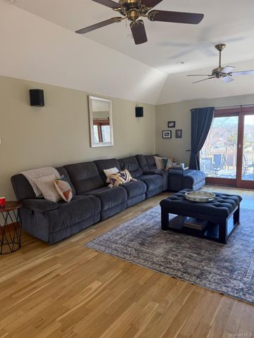 98 Fawn Lane E, South Setauket, NY 11720