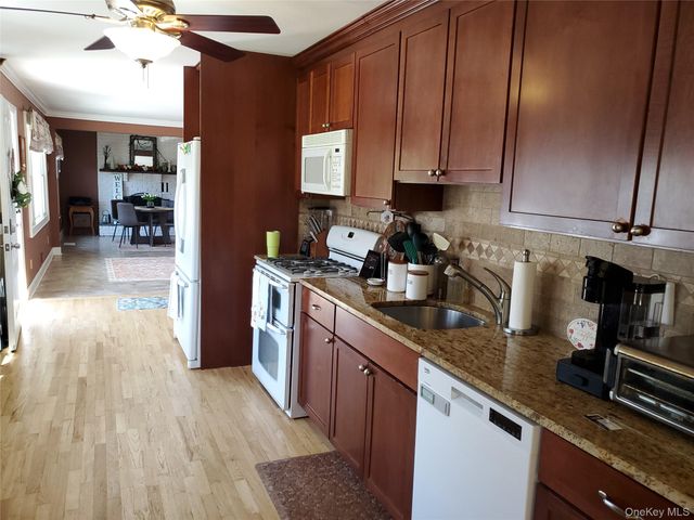 98 Fawn Lane E, South Setauket, NY 11720