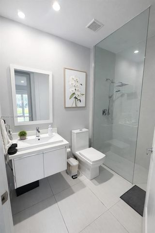 10565 NW 64th Way, Doral, FL 33178