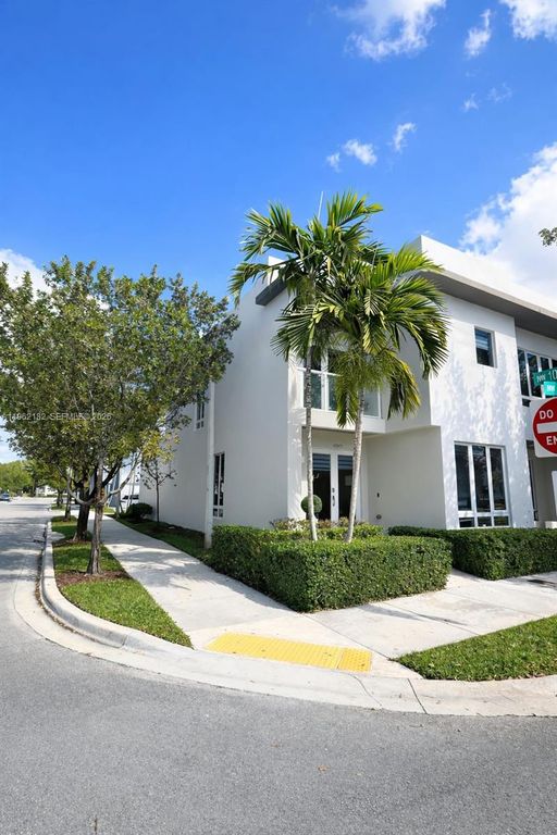 10565 NW 64th Way, Doral, FL 33178