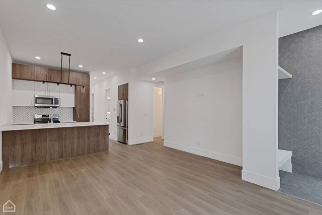 2121 W Ohio Street 1, Chicago, IL 60612