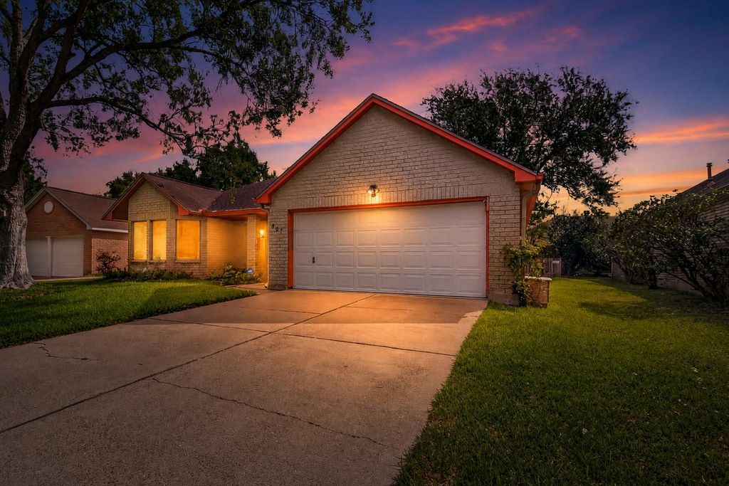 807 Forest Oaks Lane, Pearland, TX 77584