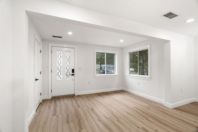 12 Exeter St, Danvers, MA 01923