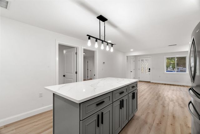 12 Exeter St, Danvers, MA 01923