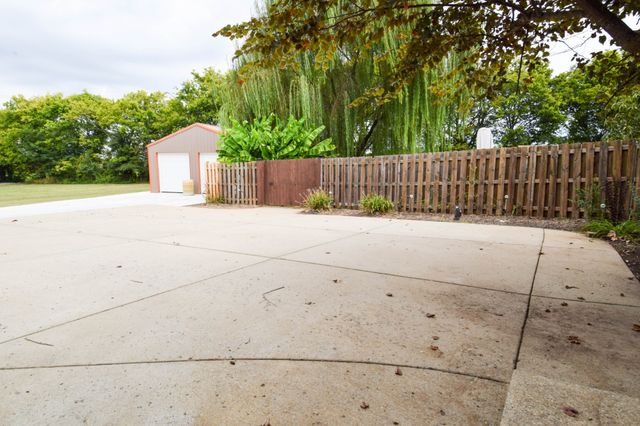 1003 Roland Ct, Cottontown, TN 37048