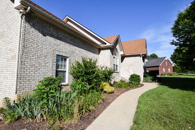 1003 Roland Ct, Cottontown, TN 37048