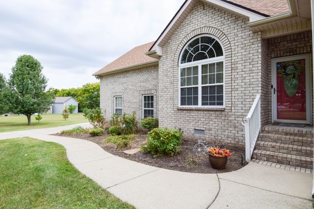 1003 Roland Ct, Cottontown, TN 37048