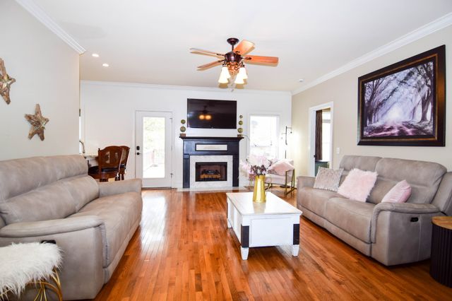 1003 Roland Ct, Cottontown, TN 37048